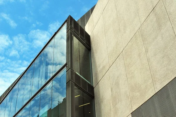 Modernes Gebäude. Modernes Bürogebäude mit Glasfassade — Stockfoto