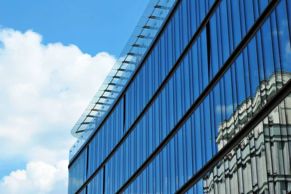 Moderno edificio de oficinas con fachada de vidrio — Foto de Stock