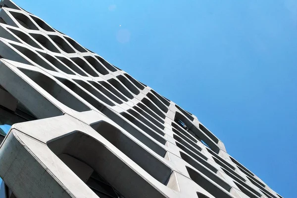 Modern building.Modern office building with facade of glass — Stock Photo, Image