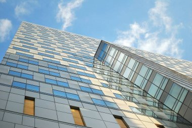 Modern bina. Camdan yapılmış modern ofis binası.