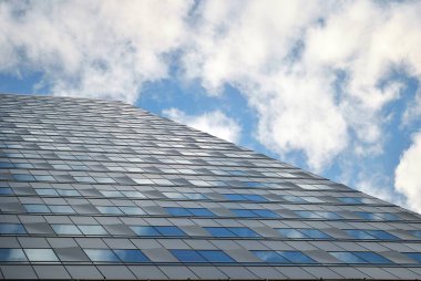 Modern bina. Camdan yapılmış modern ofis binası.