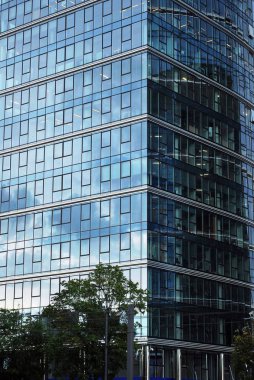 Modern bina. Camdan yapılmış modern ofis binası.