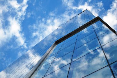 Modern bina. Camdan yapılmış modern ofis binası.