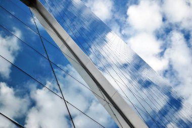 Modern bina. Camdan yapılmış modern ofis binası.