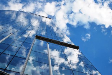 Modern bina. Camdan yapılmış modern ofis binası.