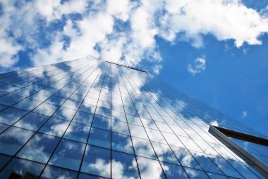 Modern bina. Camdan yapılmış modern ofis binası.