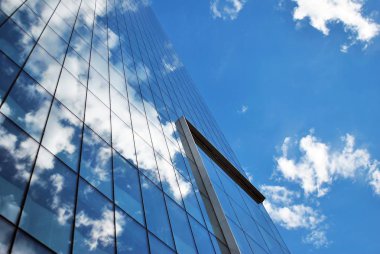 Modern bina. Camdan yapılmış modern ofis binası.