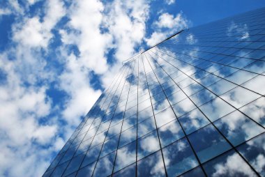 Modern bina. Camdan yapılmış modern ofis binası.