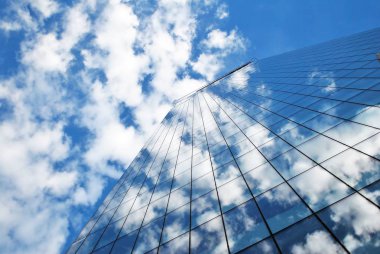 Modern bina. Camdan yapılmış modern ofis binası.