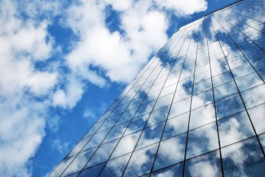 Modern bina. Camdan yapılmış modern ofis binası.