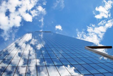 Modern bina. Camdan yapılmış modern ofis binası.