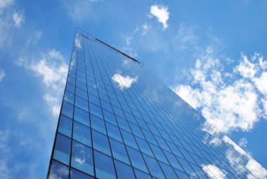 Modern bina. Camdan yapılmış modern ofis binası.