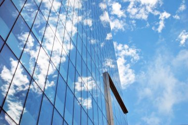 Modern bina. Camdan yapılmış modern ofis binası.