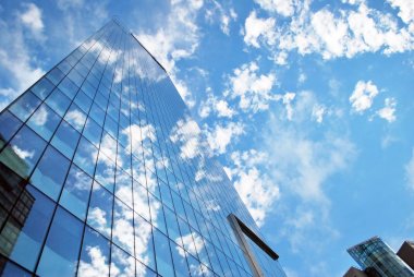 Modern bina. Camdan yapılmış modern ofis binası.