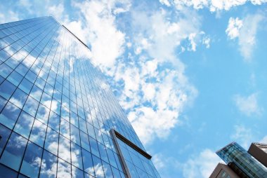 Modern bina. Camdan yapılmış modern ofis binası.