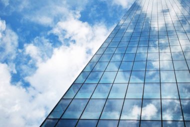 Modern bina. Camdan yapılmış modern ofis binası.