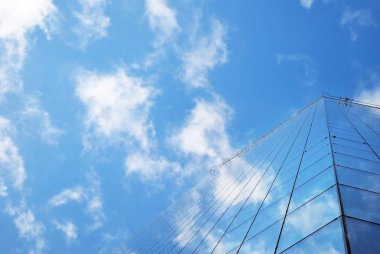 Modern bina. Camdan yapılmış modern ofis binası.