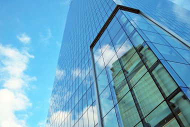 Modern bina. Camdan yapılmış modern ofis binası.