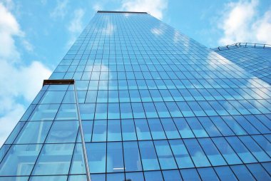 Modern bina. Camdan yapılmış modern ofis binası.