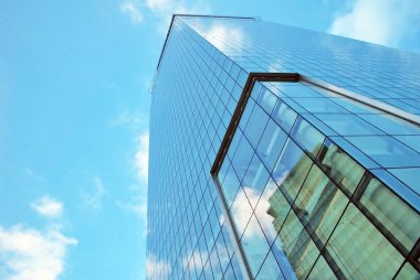 Modern bina. Camdan yapılmış modern ofis binası.