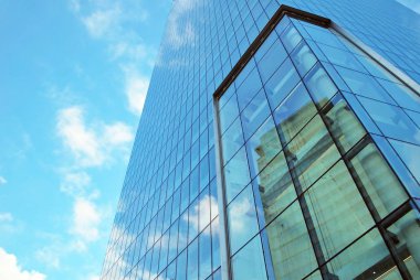 Modern bina. Camdan yapılmış modern ofis binası.