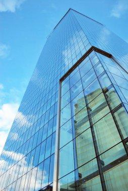 Modern bina. Camdan yapılmış modern ofis binası.