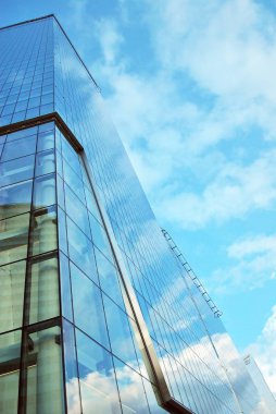 Modern bina. Camdan yapılmış modern ofis binası.