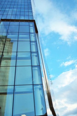 Modern bina. Camdan yapılmış modern ofis binası.
