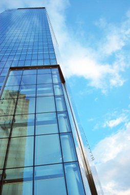 Modern bina. Camdan yapılmış modern ofis binası.