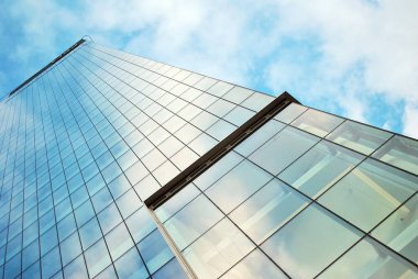 Modern bina. Camdan yapılmış modern ofis binası.