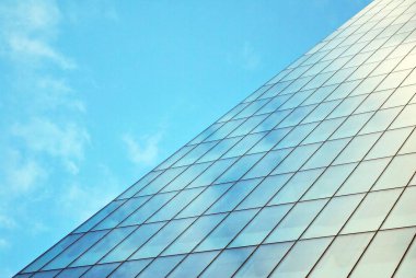 Modern bina. Camdan yapılmış modern ofis binası.