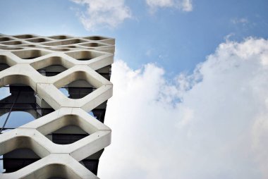 Modern bina. Camdan yapılmış modern ofis binası.