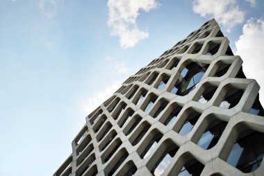 Modern bina. Camdan yapılmış modern ofis binası.