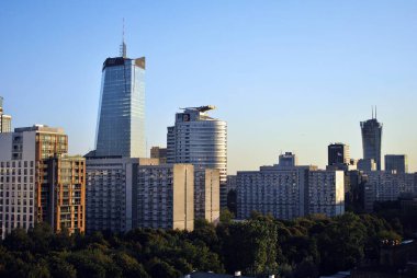 Şehir merkezinde modern gökdelenlerin görünümü.