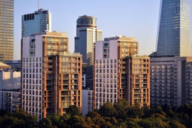 Şehir merkezinde modern gökdelenlerin görünümü.