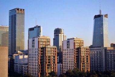 Şehir merkezinde modern gökdelenlerin görünümü.