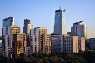 Şehir merkezinde modern gökdelenlerin görünümü.