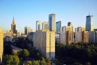 Şehir merkezinde modern gökdelenlerin görünümü.