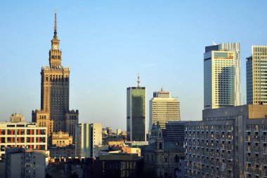 Şehir merkezinde modern gökdelenlerin görünümü.