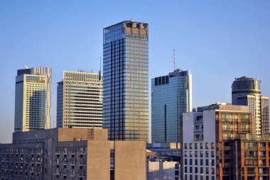 Şehir merkezinde modern gökdelenlerin görünümü.