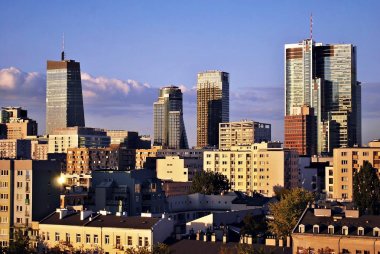 Şehir merkezinde modern gökdelenlerin görünümü.