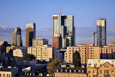 Şehir merkezinde modern gökdelenlerin görünümü.