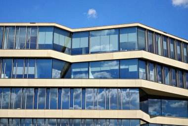 Modern bina. Camdan yapılmış modern ofis binası.