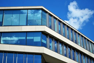 Modern bina. Camdan yapılmış modern ofis binası.