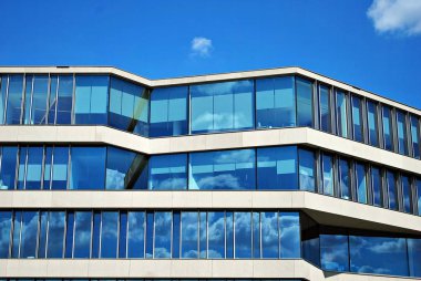 Modern bina. Camdan yapılmış modern ofis binası.