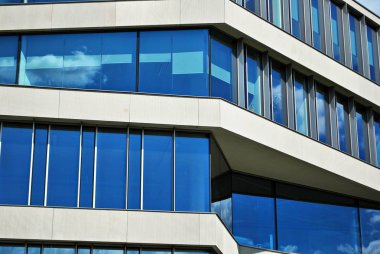 Modern bina. Camdan yapılmış modern ofis binası.