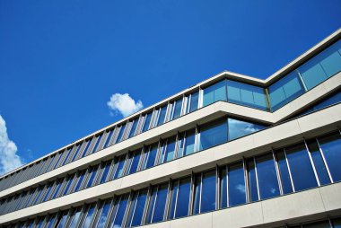 Modern bina. Camdan yapılmış modern ofis binası.