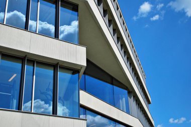 Modern bina. Camdan yapılmış modern ofis binası.