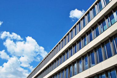 Modern bina. Camdan yapılmış modern ofis binası.