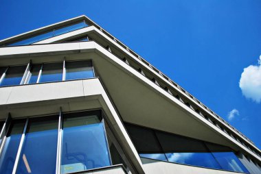 Modern bina. Camdan yapılmış modern ofis binası.